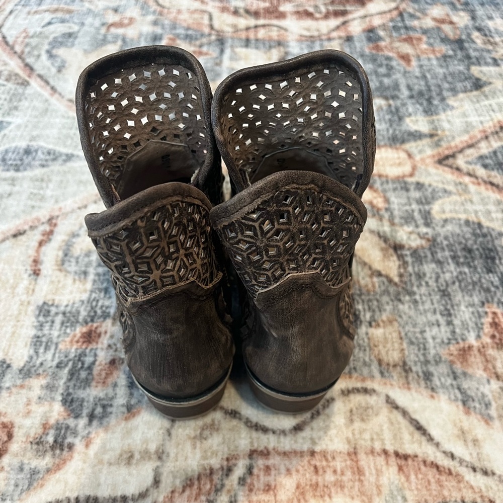 Circle G Women's Western‎ Black Leather Cutout Ankle Boots sz 8 - Picture 4 of 5